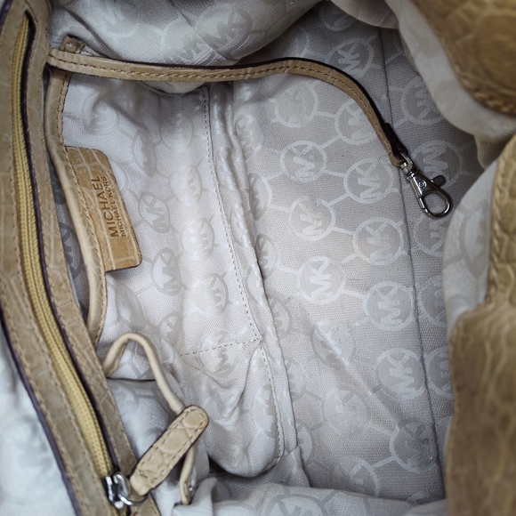 EUC Michael Kors Croc Embossed Handbag W/Jacquard Logo Lining With Dust Bag 🖤 - Picture 2 of 11